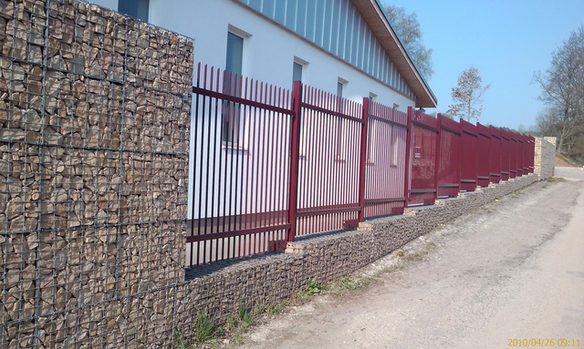 Trubičkový plot s gabionem