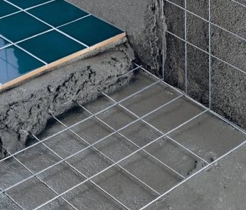 Pevná podlaha s betonovou výztuží