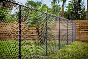 Jak vyřešit přední plot u domu efektně a ekonomicky